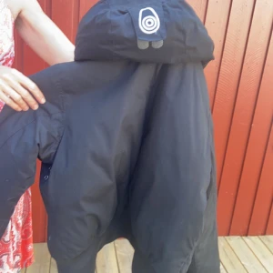 Jacka - Knappt använd och den är bra och skön på vintern 