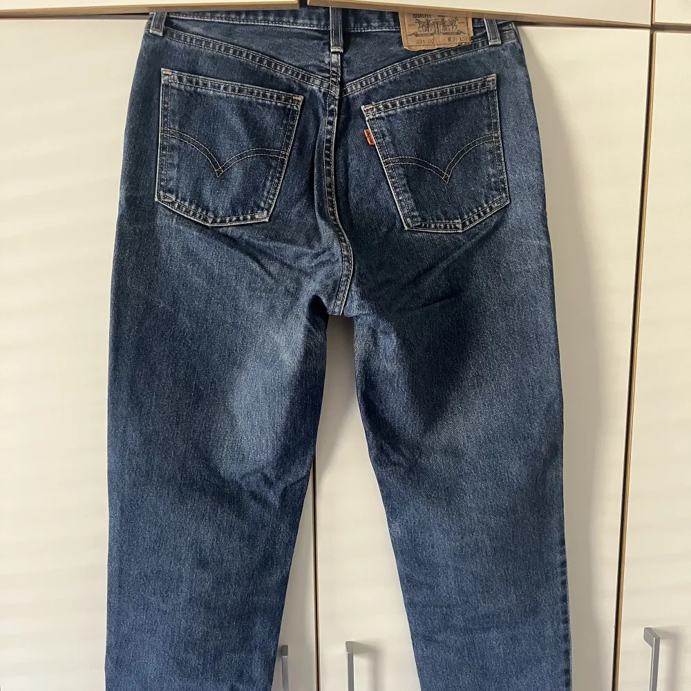Mörkblåa Levis jeans, helt ok skick. Jeans & Byxor.