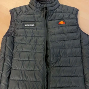 Väst ellesse - Tvär snygg väst, nästan aldrig använd.