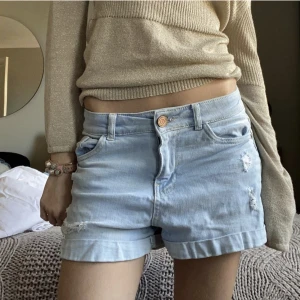 Jeansshorts - Säljer min jättefina lowwaist jeanshorts, detta är mitt nya konto!!!❤️
