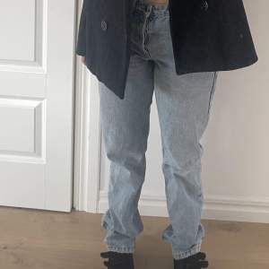 Säljer dessa blåa raka jeansen från zara i mid waist💕 storlek 36. I bra skick! 