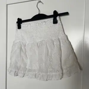 Säljer denna kjol aldrig använd💕