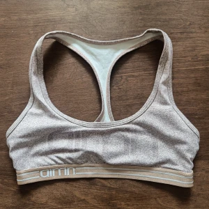 Sport-bh, aim'n - Sport-bh från aim'n i storlek XS. I fint skick, knappt använd då den är lite för liten för mig som vanligtvis är en small. Inlägg som går att ta ur om man vill.