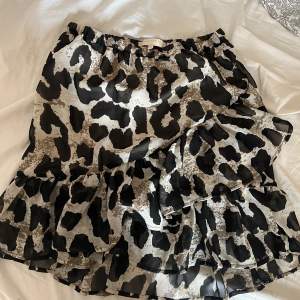 Säljer denna leopard mönstrade kjolen, storlek 34, knappt använd, inköpt förra sommaren och nu är den för liten, säljer för 50kr + frakt 🫶
