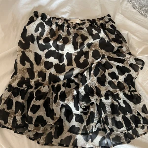 Kjol - Säljer denna leopard mönstrade kjolen, storlek 34, knappt använd, inköpt förra sommaren och nu är den för liten, säljer för 50kr + frakt 🫶