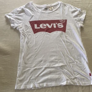 Levis T-shirt - Vit Levis Tshirt. Strl XS. Dammodell.