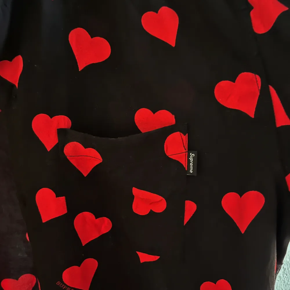 Supreme SS17 Hearts Rayon Button Up Shirt.  Använt 3 gånger så väldigt bra skick, väldigt svår att få tag i. Har du frågor är det bara att skriva :). Skjortor.