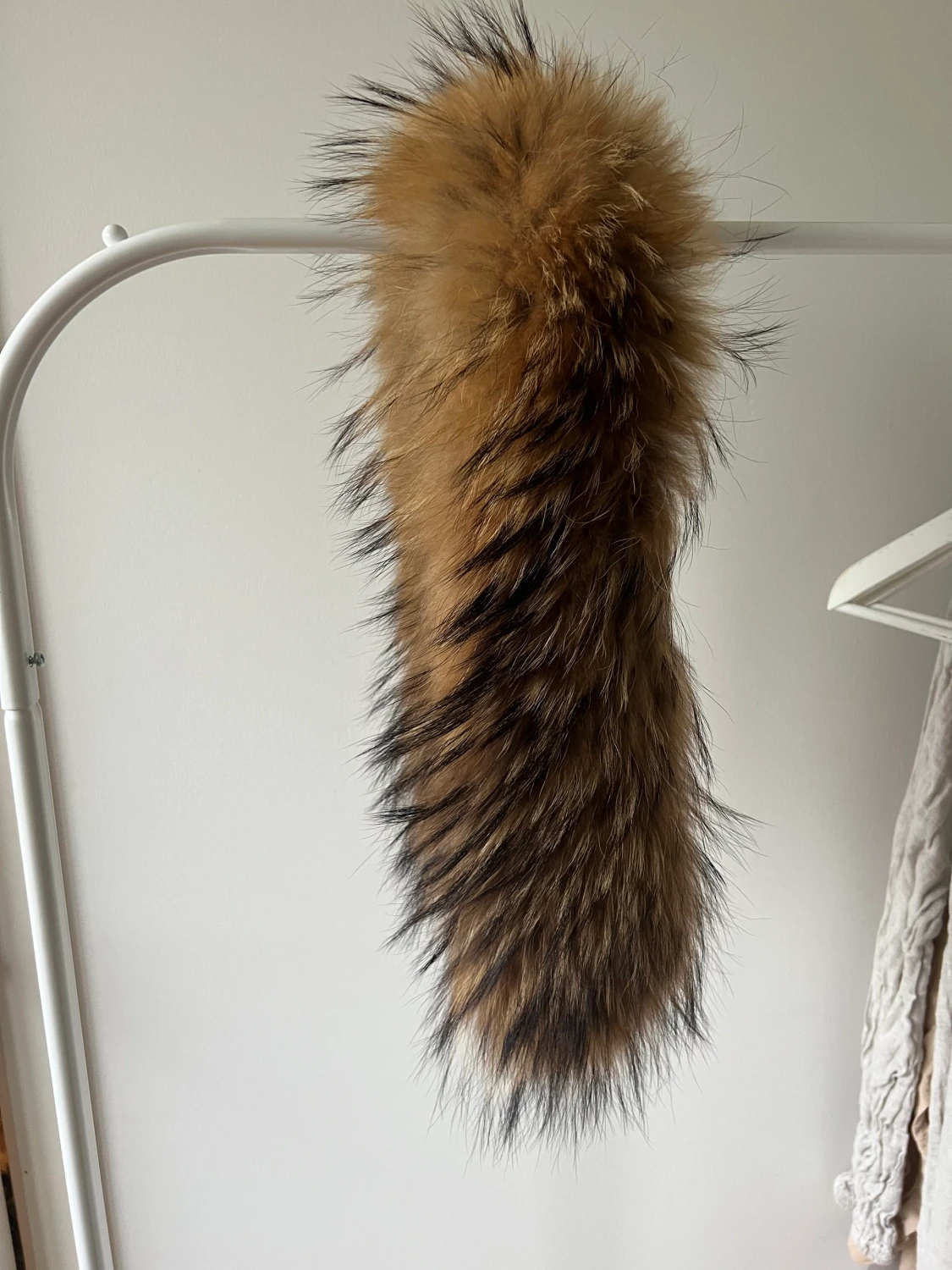 Pälskrage med knappar