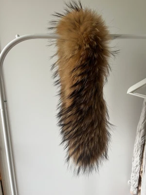 Pälskrage med knappar - Pälskrage med knappar. Äkta raccoon.