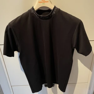 Acne Studios T-Shirt - Fint skick, som ny.
