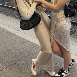 Lång kjol  - Säljer denna långa trendiga kjolen