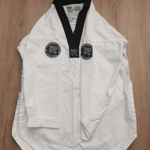 Taekwando  - REI Taekwondo, Storlek 2/150 Vit bälte + ett par byxor + överdel 