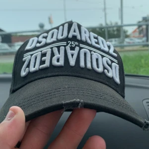 Dsquared2 keps bra skick  - Säljer den då jag har tröttnat på den, men fin keps i bra skick. Köpt för 2000 kr
