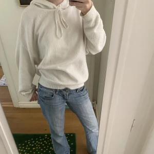 Stickad tröja - Stickad tröja perfekt till blåa jeans. Kontakta vid intresse❤️