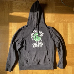 Chinatown Market Peace Pullover Hoodie  - Köpt från Foot Locker i Paris förra året, knappt använd! Väldigt tjock material vilket är nice inför hösten/vinter 