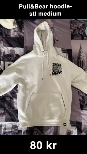 Pull&Bear hoodie  - Pull&Bear hoodie / huvtröja med häftigt motiv | knappt använd | storlek medium | Pris: 100 kr