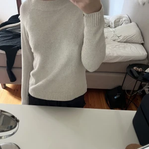 Stickad tröja - En stickad tröja från vero moda, säljer eftersom den inte kommer till använding❤️‍🔥