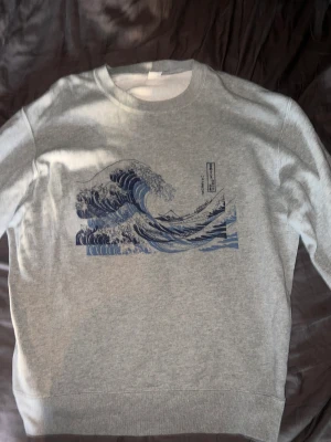 Kanagawa sweatshirt  - Clean grå Uniqlo kanagawa sweatshirt i mycket bra skick💯. Trendig, samt passar bra till både höst och sommar.☀️