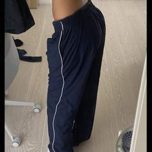 säljer mina söta track pants då de inte används längre!🥹 de e luftiga och rätt långa på mig som e 166! midjemått 37 tvärs över men kan stretchas till 48💞 de är lite slitna längst ner (bild 3) men de syns inte när man har på sig dem. dm för frågor💞