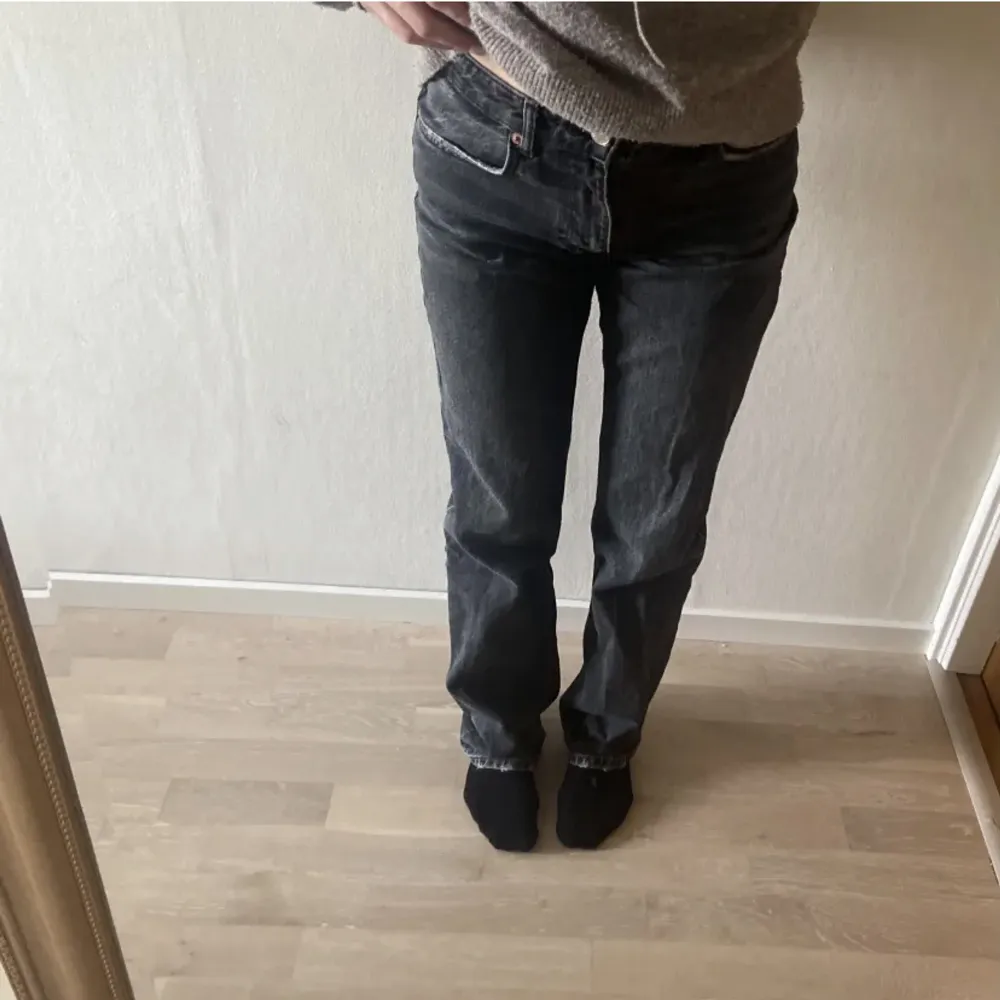 Säljer dessa sjukt snygga jeansen från zara🩷 Säljer för jag inte använder dom så jätte mycket💞 storlek 34🩷 jag är 167 typ och dom är perfekta åt mig💗tryck inte köp nu! ( lånad bild). Jeans & Byxor.