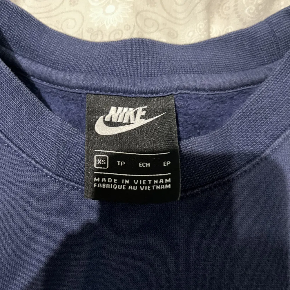 Nike Sportswear Club Crew Sweatshirt i herrmodell storlek XS, köpt på Zalando för 579kr. Skönt mjukt material inuti. Använd ett par gånger men syns inga tydliga tecken på användning. Pris kan diskuteras. . Hoodies.
