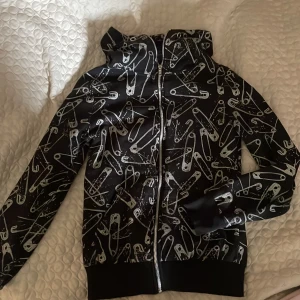 Pinnhåls ”alternativ” kofta - Köpt från Ginatricot för mycket länge sedan, mycket fin men måste tyvärr sälja pågrund av storlek. Finns katt i hemmet. Pris kan diskuteras!!