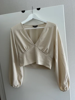 Gräddvit / beige topp - Använd en gång. Stl S lite stor i storleken. Skriv för fler bilder 