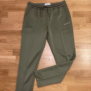 Les deux byxor - Les Deux byxor i storlek M säljes. Helt nya, säljes pga att dom inte går att lämna tillbaka och är för små.  500kr