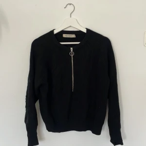 Stickadtröja - Stickadtröja med halvsipp