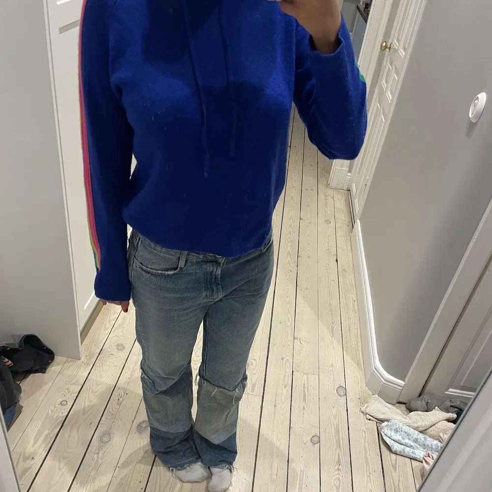 Charsmire hoodie från from future i en sån härlig blå färg med färgglada räder på armarna. Den är i storlek S och så skön nu till hösten.. Tröjor & Koftor.