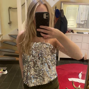Glitterkjol  - Så fin glitterkjol som man även kan använda som en jätte snygg festtopp😻😻 passar till båda