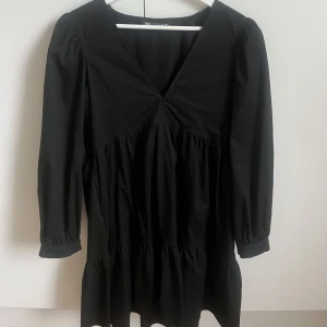 Klänning - Superfin klänning från zara som tyvärr inte kommer till användning. Storlek XS men passar lite mer som en S. 💕💕