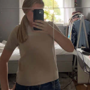 Jättefin stickad t-shirt - Säljer denna jättefina stickade t-shirten ifrån lindex💕 Är i en jättefin beige färg och är perfekt nu till hösten! Strl M och sitter bra på mig som brukar ha M. Säljer för 120 + köpare står för frakt❣️