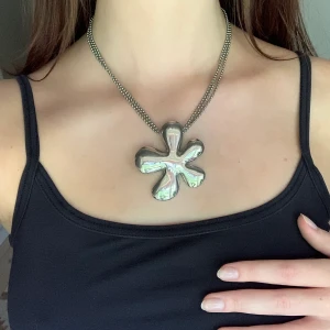 Statement halsband - Vintage silvrigt halsband med tre kedjor i en och en stor blomma som berlock! ⚡️