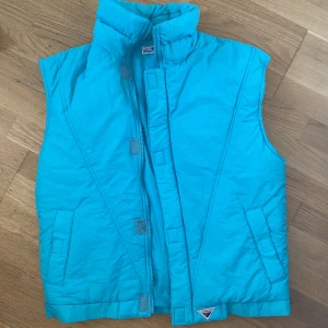Blå väst - Blå puffer väst, köpt secondhand. Storlek M men passar som L