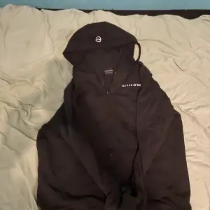 En ocean works hoodie som jag köpte för 599kr för cirka ett halvårs sen. Finns inga fel o den sitter perfekt. Den e storlek L 
