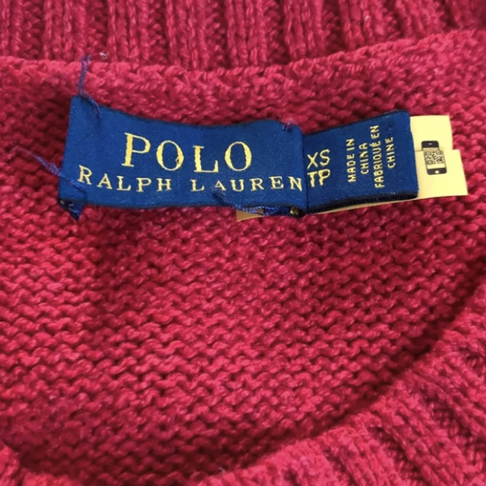 Tjena! Säljer nu denna super eftertraktade tröjan från Polo Ralph Lauren. Tröjan är i 10/10 skick inga defekter. Ny pris 6500kr mitt pris 1800kr (fråga för bevis) Kontakta mig vid eventuella frågor eller prisförslag!😁👍. Tröjor & Koftor.