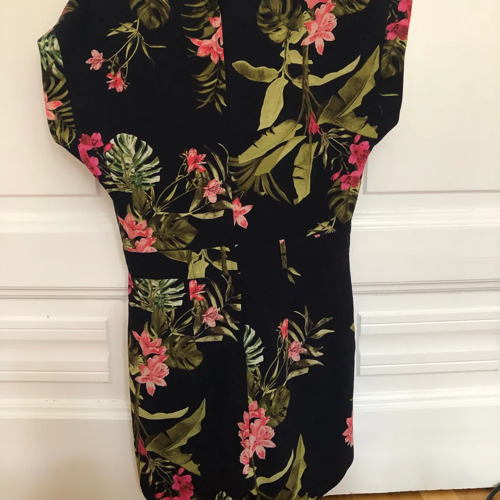 Blommig playsuit från Dorothy Perkins, strl 38/UK size 10. Skulle säga att den är rätt stor i storleken. . Klänningar.