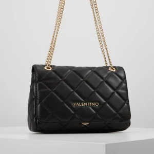 Valentino väska  - Säljer min valentino väska pga. att den ej används. Köpt för 1350kr. Bra skick, skriv för fler bilder 