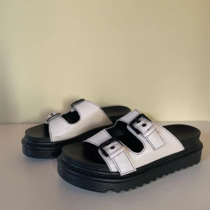 Svart/vita sandaler  - Svart vita sandaler stl 39 från attitude