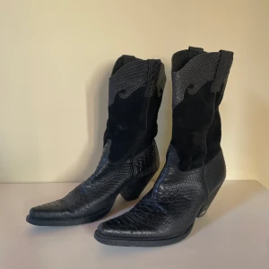 Svarta cowboy boots - Svarta cowboy boots stl 39 (ganska använda och lite slitna)