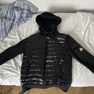 Helt ny moncler cardigan   - Helt ny moncler cardigan vill sälja. Kvitto finns me och har inte använt länge 