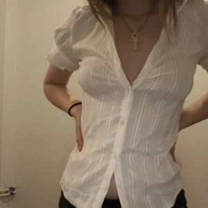 Söt blus - Super fin blus från vila! Sitter som en smäck och super skön och stretchig. Nästan ny också har bara andvänts 3 gånger ⭐️