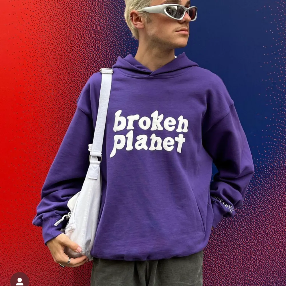 Säljer min broken planet hoodie i xs men passar S också efter som det ska vara en oversized hoodie. Den är i ett bra skick och är sparsamt använd🩷. Hoodies.