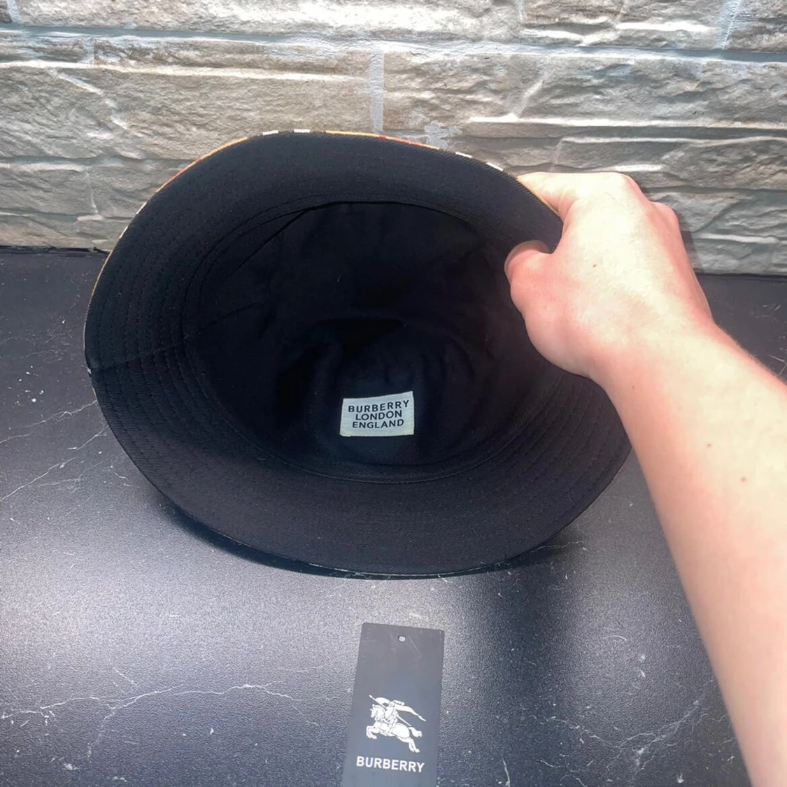 burberry buckethat  - 90