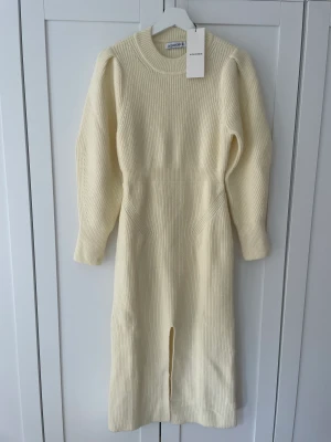 Priset kan diskuteras Adoore stickad klänning naturvit strl M - Aldrig använd pga fel strl