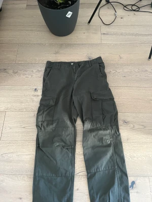Carhartt Cargo - Carhartt Cargo Gröna köpta på ASOS.  Storlek W30 L32 Kond:9/10
