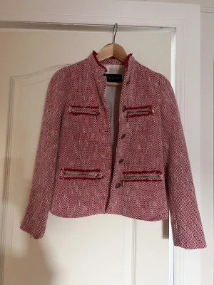 Rosa/röd kavaj zara  - Fin kavaj/jacka i röd/rosa. Knappt använd. 