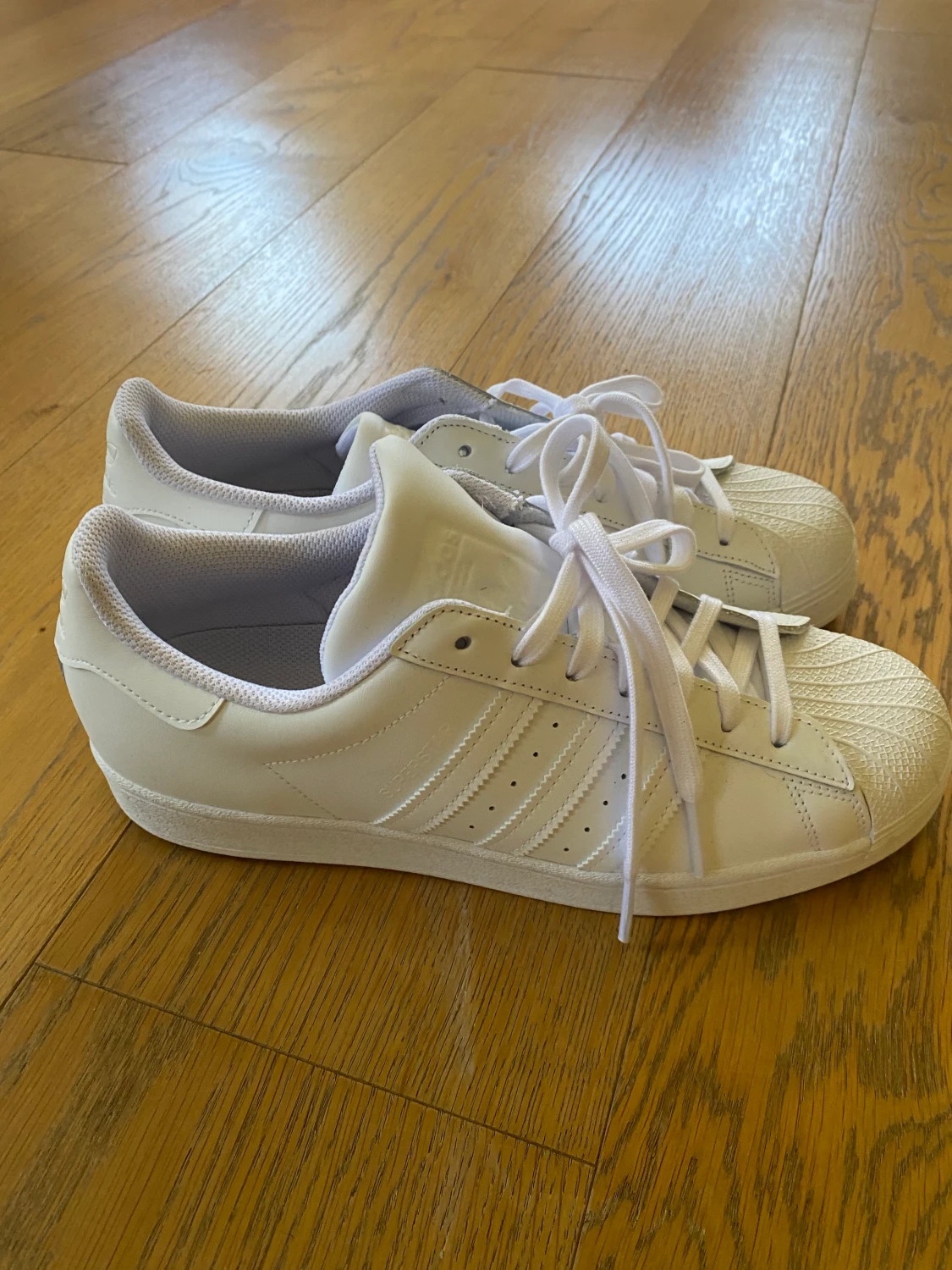 Helt oanvända adidas skor!