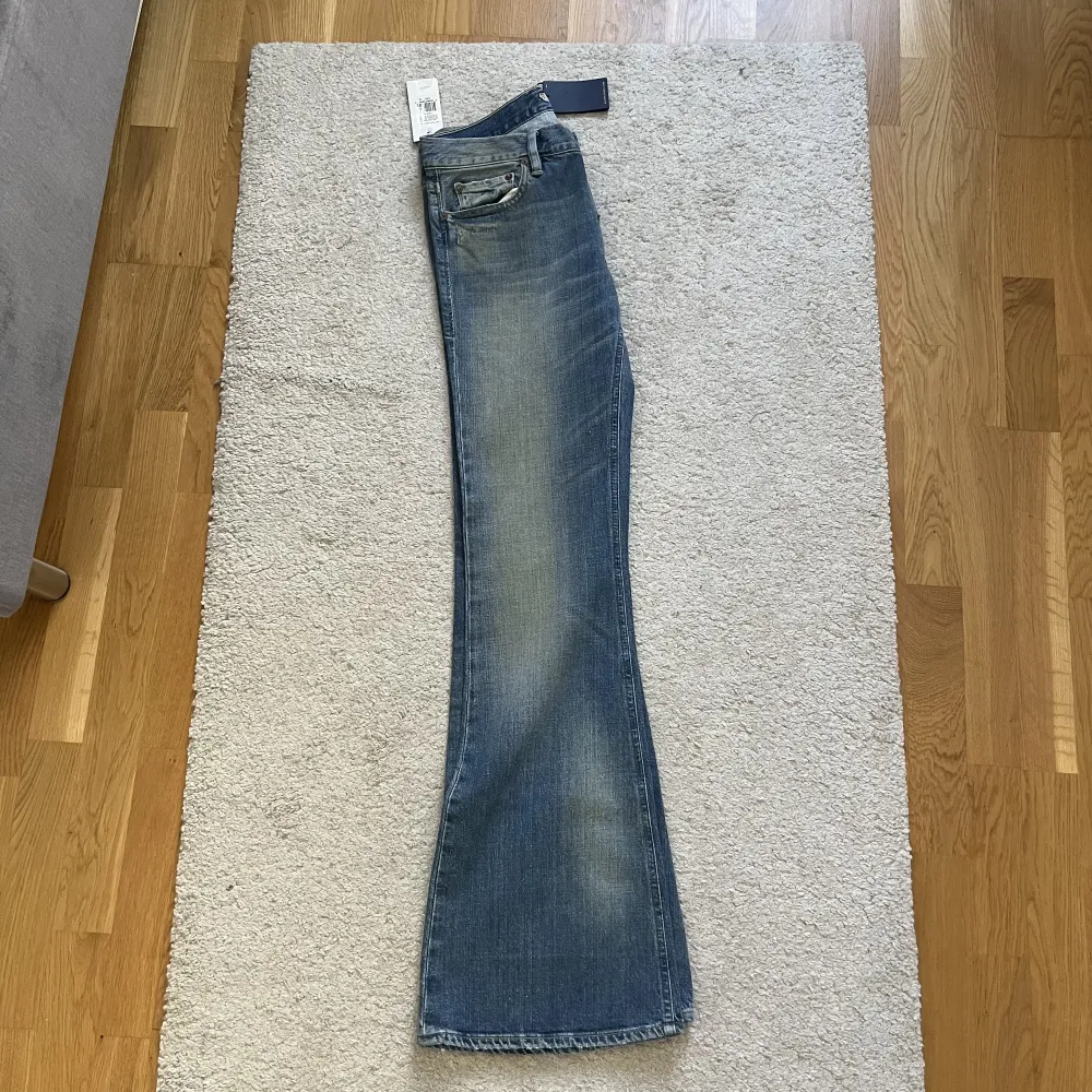 Helt nya Ralph Lauern jeans, säljer pga de är för långa på mig. Inga fel på sig. Lågmidjade och bootcut. Midjemått: 72 innerbenslängd: 86. Jeans & Byxor.